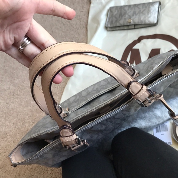 SOLD LOCAL- Michael Kors Purse and wallet set - Picture 3 of 8